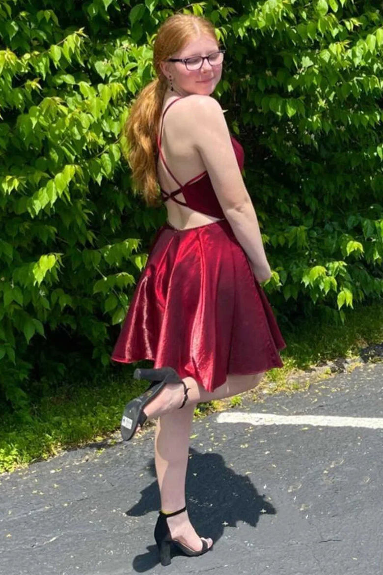 Vestido de fiesta corto con escote en V profundo y espalda descubierta